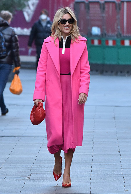Розовый — тренд сезона. Как носить самый модный цвет весны 2023