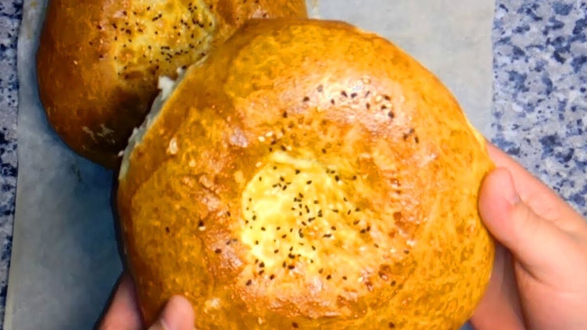 Вкусные и румяные лепёшки по-узбекски. Получаются пышными и ароматными.  
Ингредиенты на 4 шт:
мука пшеничная - 1 кг.
дрожжи сухие - 10 гр.
яйцо куриное - 2 шт.
масло сливочное - 80 гр.
вода кипячёная - 450 мл.
сахар - 1 ст.л.
соль - 1.5 ст.л.
яйцо для смазывания
кунжут по вкусу
1.Желтки отделить от белков. Взбейте
белки до образования густой пены. Смешайте желтки
с сахаром и солью.
2.Замесите все ингредиенты.
3.Уберите в теплое место на 1,5 - 2 часа.
4.Отправить в разогретую до 200 гр.
в духовку на 30-40 минут.