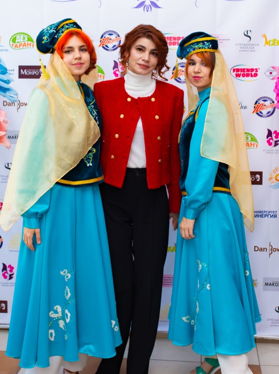 Хасанова Сумбель с дочерями Камилой и Надеждой