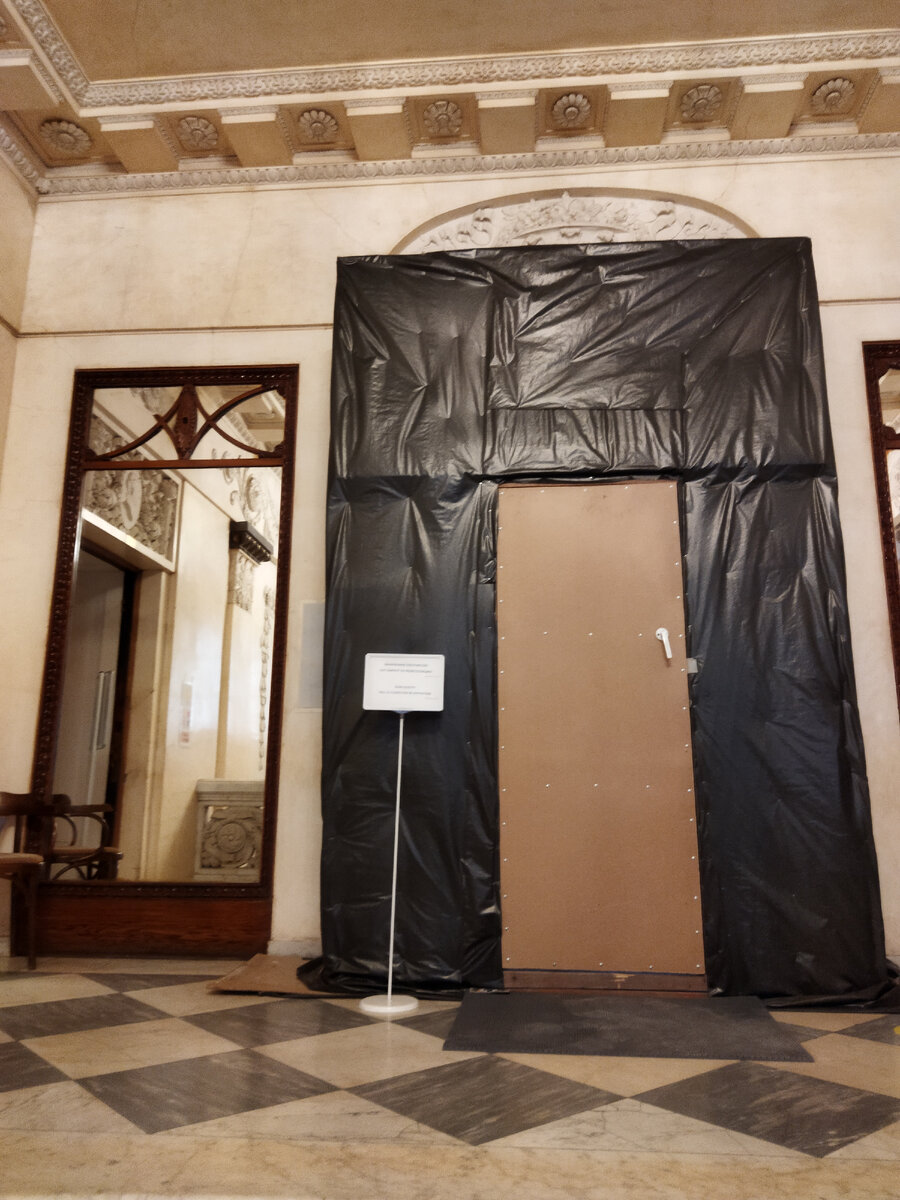 Когда зал закрыт на реставрацию, среди парадных интерьеров можно увидеть вот такие конструкции. Это временно.