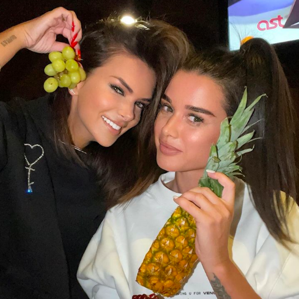 На фото Ксения Бородина и Катя Жужа