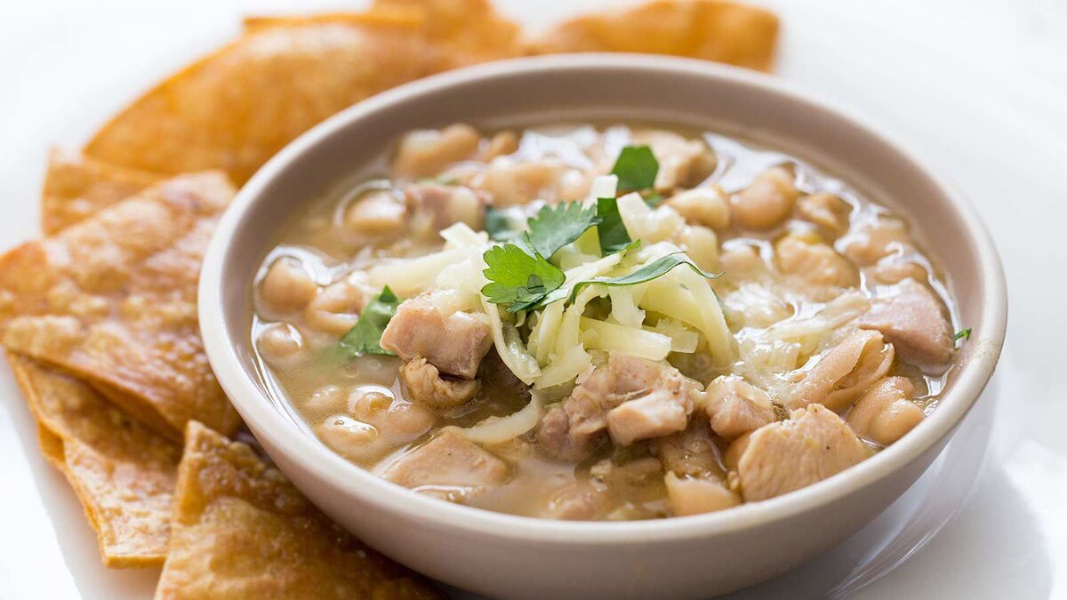Белый чили с курицей и фасолью.