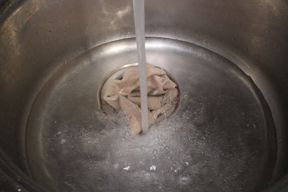 Чистить трубы сода. Средство прочистить трубы содой и уксусом. Как почистить засор в ванной уксус.