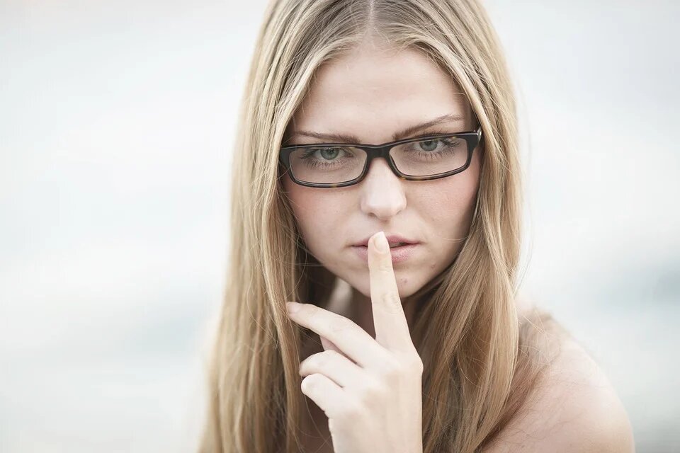 Картинках взята с https://pixabay.com/photos/woman-model-young-model-beautiful-2349048/