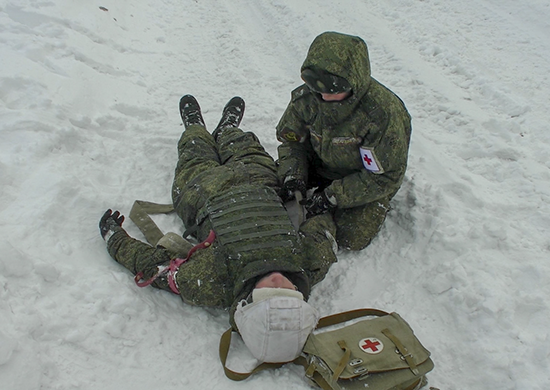 Военнослужащие-медики по-пластунски подползали к условно раненному бойцу