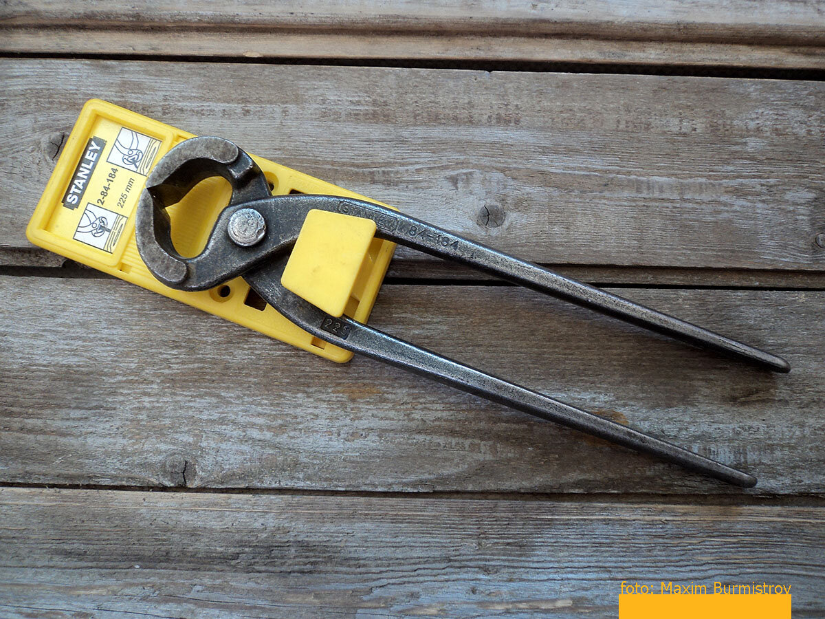 Клещи от Стенли – замечательный «вечный» инструмент. В комплекте - пластиковый фиксатор- подвес на стену мастерской.
