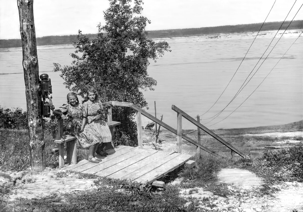 Обновленный кадр. Улыбки те же, а небо мирнее стало что ли...