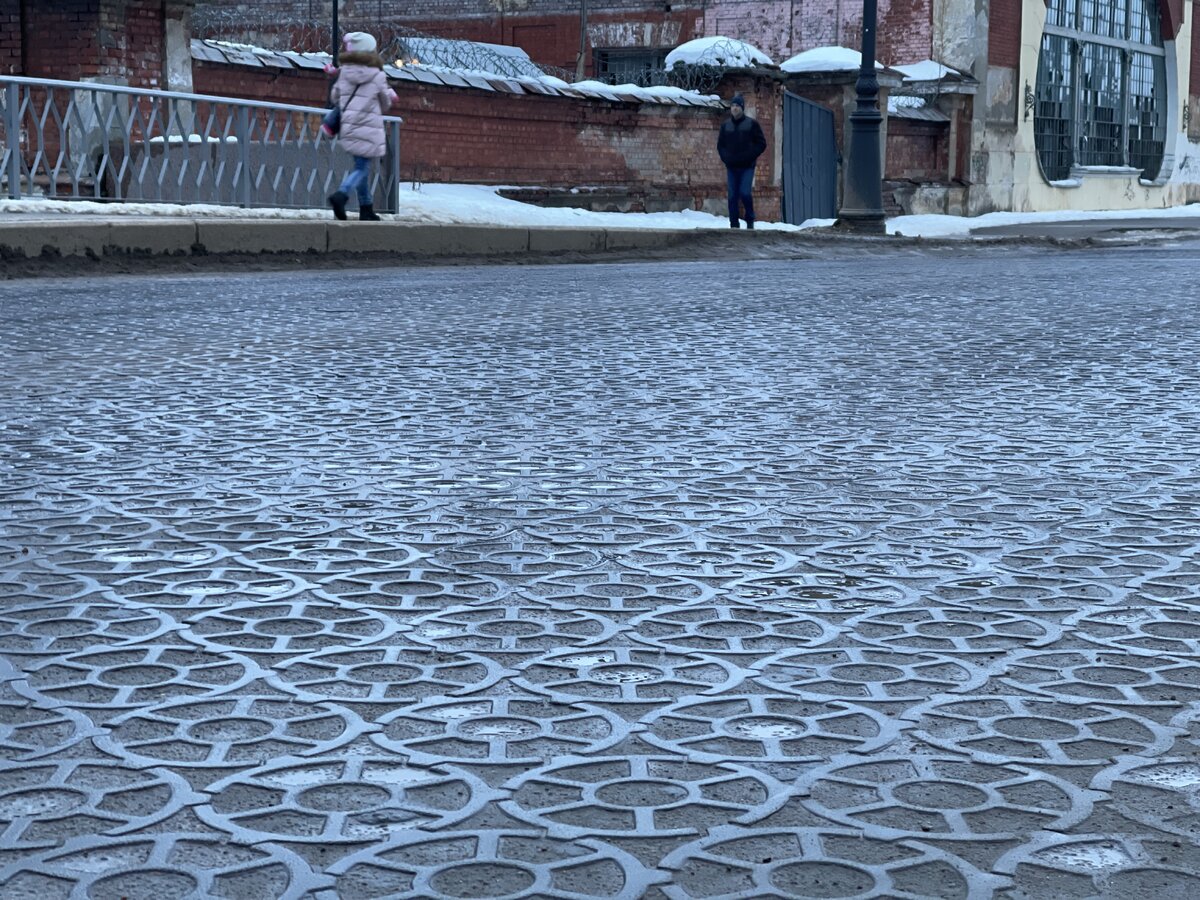 Всего на Пеньковом мосту уложено более пяти тысяч шашек, из них около пятисот – исторические.