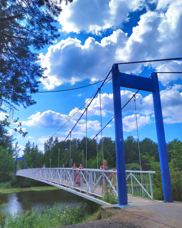 Такой мост ведет к пляжу