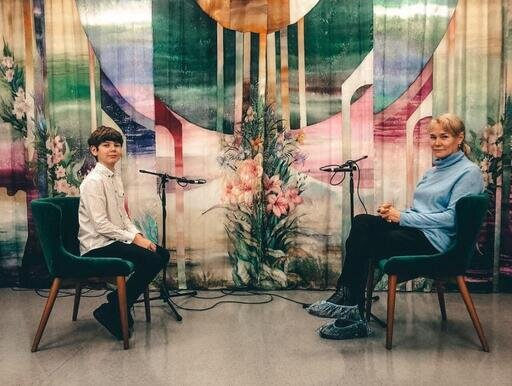 Ведущий Александр Рыбальченко и его мама Светлана Ивановна Рыбальченко на записи подкаста / Фото: Дарья ШЕВЧУК