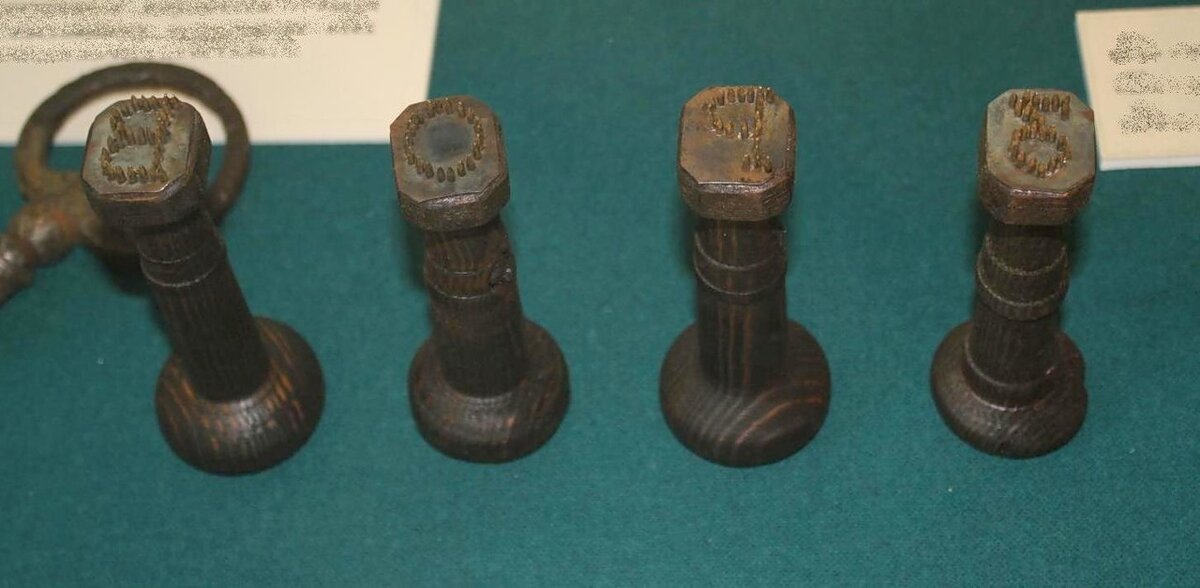 Инструменты для клеймения в музее. Фото из открытого источника  torturesru.com