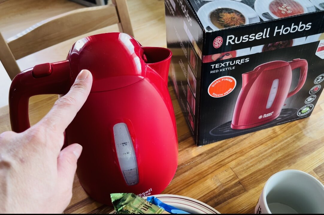 Электрочайник RUSSELL HOBBS 21272-70 красивый красный чайник