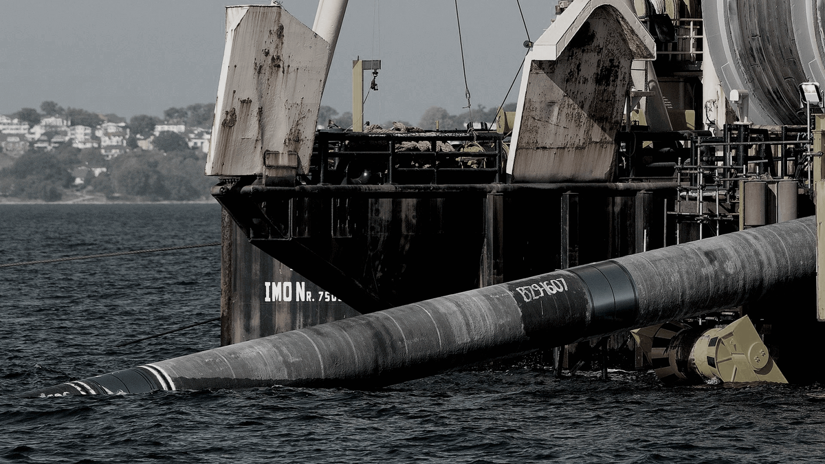 Укладка трубы  "СП-2"  в воды моря.  фото: картинки  яндекса.