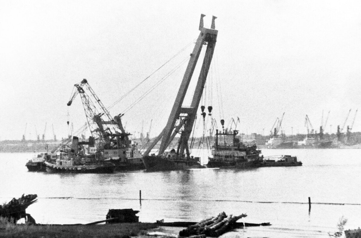 Подъём корпуса теплохода в районе строящегося Краснофлотского моста специалистами германской фирмы Harms