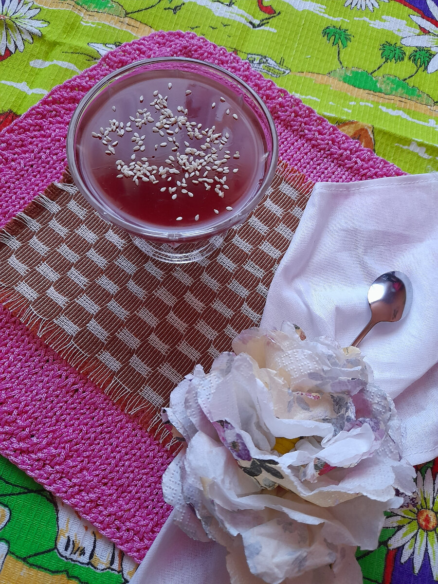 Снова смешала с желатином, залила сверху. На готовый кунжутные семечки. 