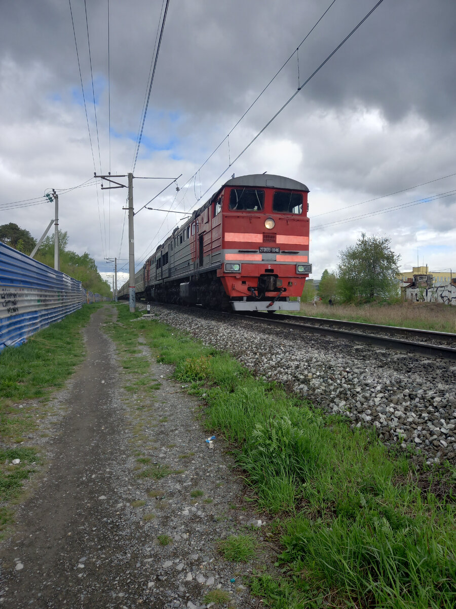 Пока фотографировала, машинист посигналил))