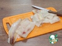     2. Подготовленную рыбу нарезаем крупными кусочками и выкладываем в миску.