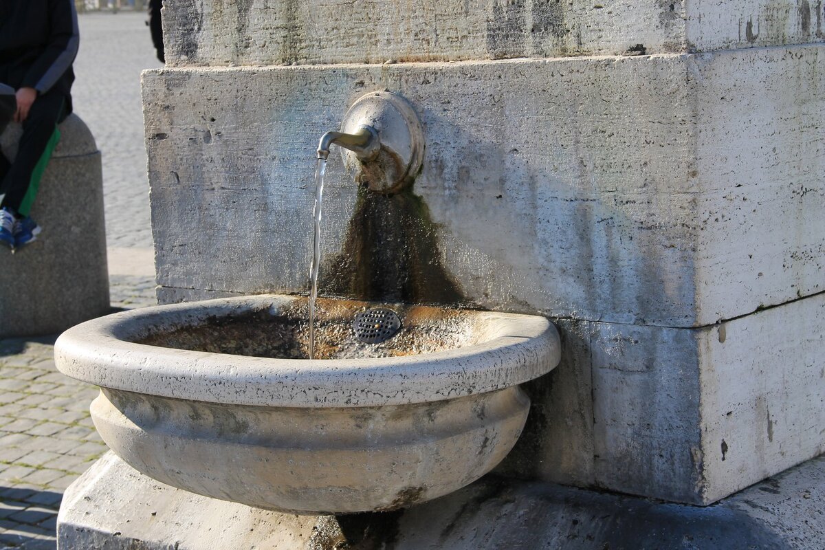 Вода в древнем риме. Фонтаны в древнем Риме. Питьевые фонтаны в Риме. Древнеримский фонтан. Питьевой фонтан в древнем Риме.