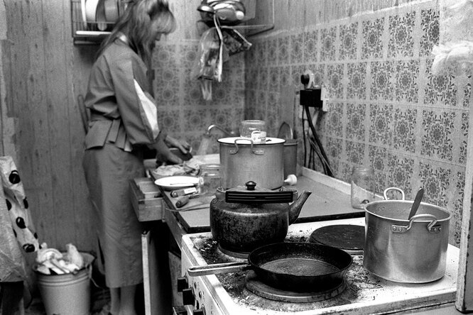  Как сохранить томатную пасту в открытой банке от плесени? А как погладить вещь без утюга? Такие вещи знали женщины в СССР и передавали друг другу свои маленькие домашние секреты.