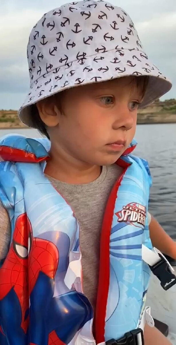 Глеб плывет первый раз в лодке! У страха глаза велики))