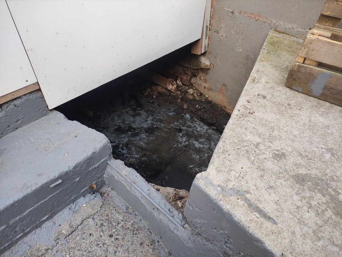  До пляжа меньше 15 метров, белая стена  это общественный туалет, расположенный прямо над ливневой канализацией. 