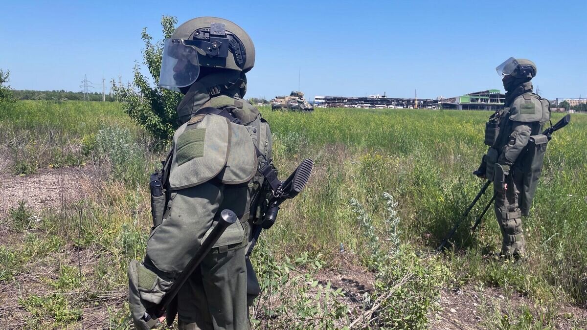    Саперы Международного противоминного центра Вооруженных сил России проводят разминирование окрестностей "Азовстали"© РИА Новости / Андрей Коц
