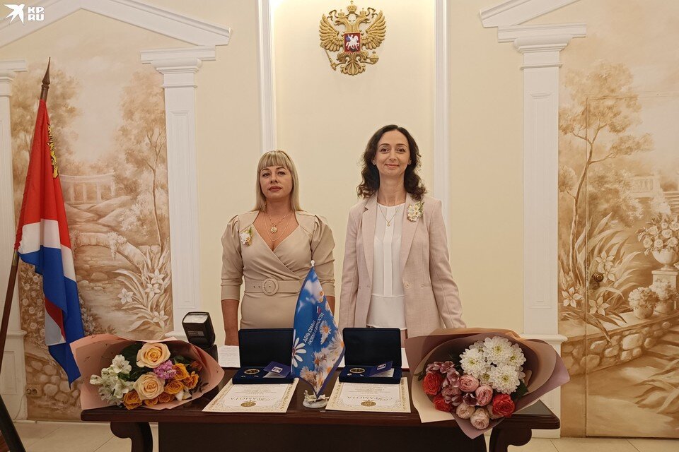     Работники ЗАГСа поздравили главных героев праздника. Милана СОКОЛ