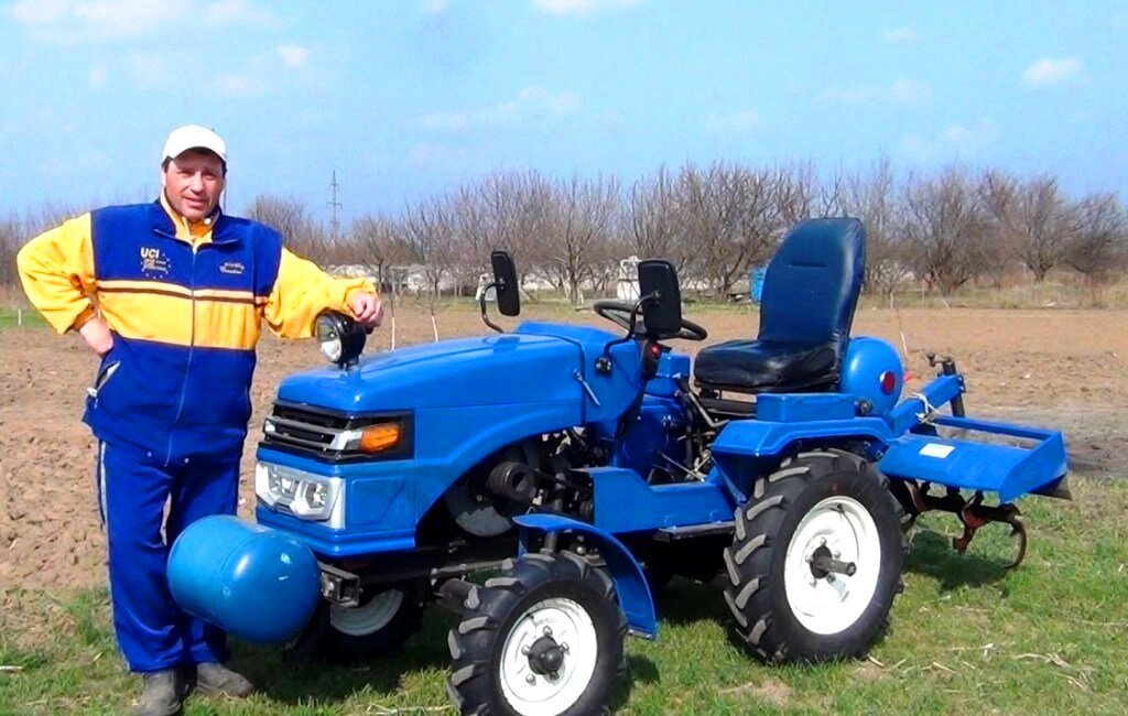 Китайский мини-трактор, который продаётся в России, Белоруссии и Украине под самыми разными названиями...