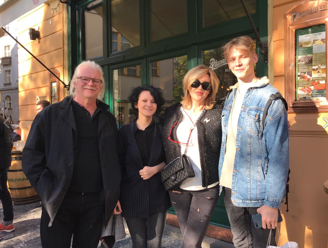 Скачков с супругой Альбиной и детьми - Машей и Сергеем