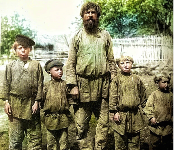 Малодетные крестьянские земли уходили от налогов и становясь "бедняками", изображали властям и городским фотографам мучения и  страдания