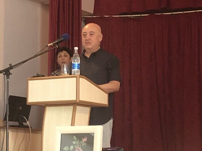 В Степанакертской школе с обучением на русском языке состоялась церемония передачи учебников. Фоторепортаж