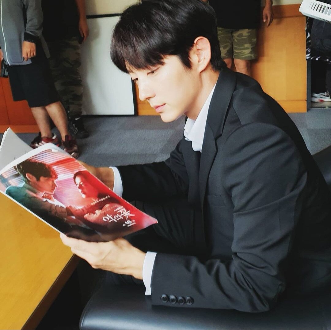 Ли Джун Ги читает сценарий. Фото из открытых источников 