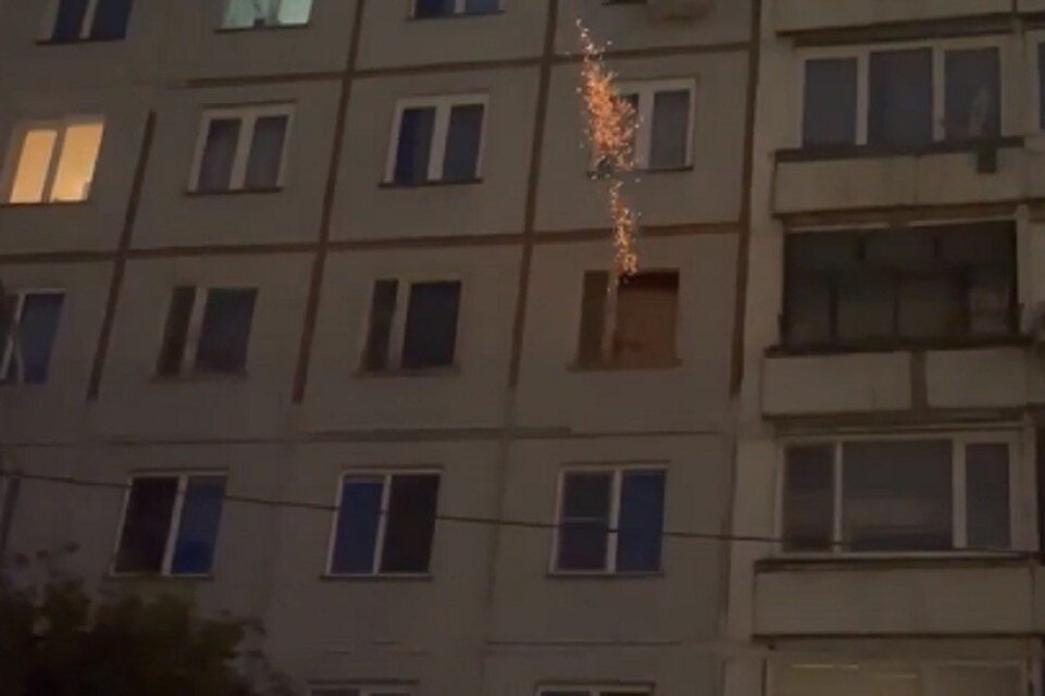    Новосибирцев возмутил мужчина, пускавший фейерверки из окна. Фото: стоп-кадр.