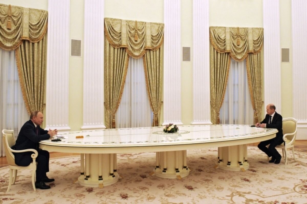    Шольц пообещал продолжить контакты с Путиным