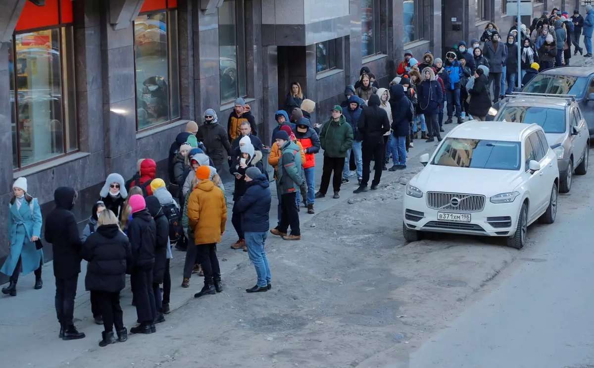 Люди стоят в очереди к банкомату. Санкт-Петербург, 27 февраля 2022. Фото: Reuters /Anton Vaganov