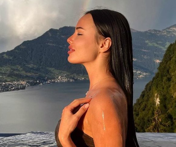     «Уровень прекрасного достоин рекорда»: Анастасия Решетова в бикини искупалась в бассейне на фоне гор