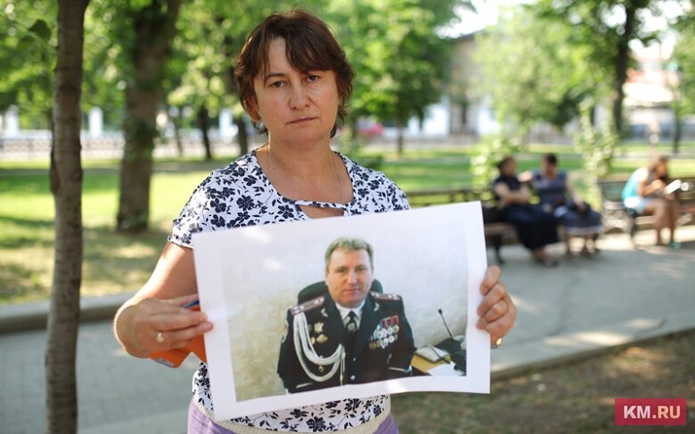 Лидия Сычева на акции 6 июня 2014 года "Писатели за мир на Донбассе" с портретом убитого родственника. Акцию организовал Алексей Полубота