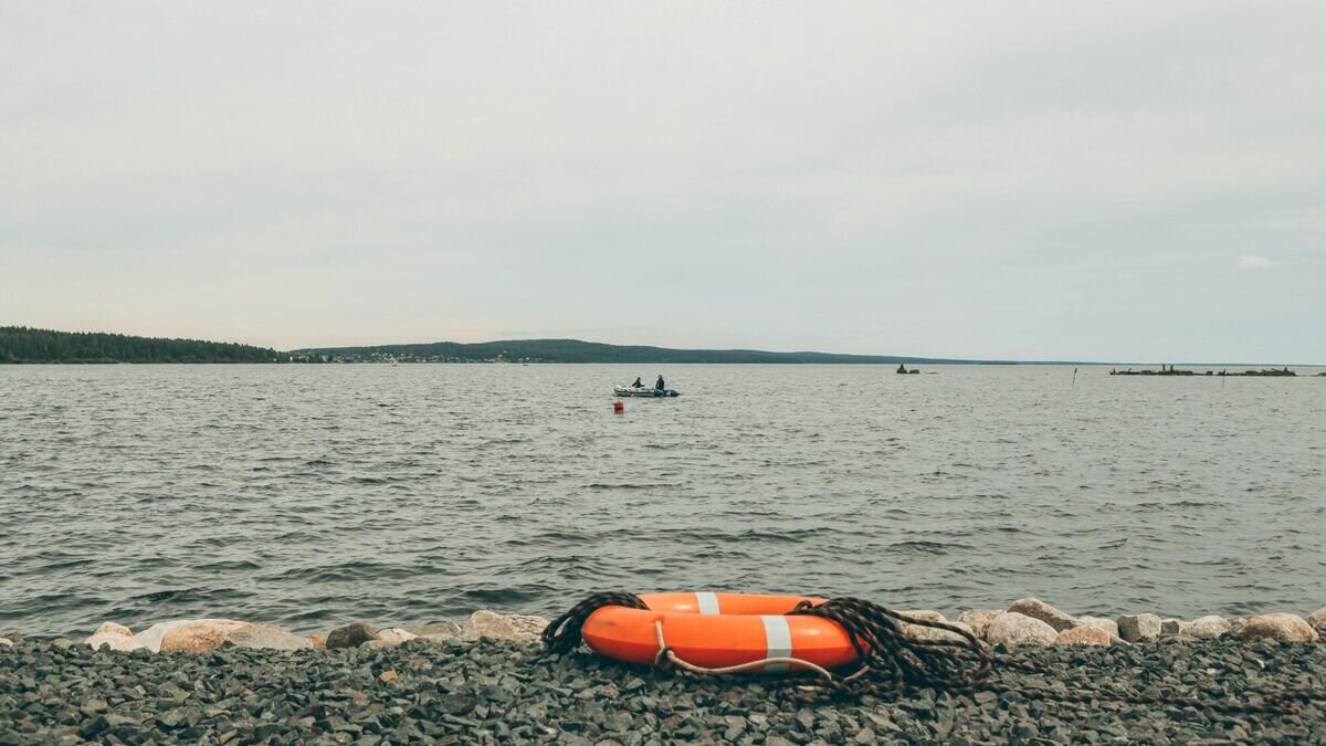    Лодка с туристами перевернулась в Кондопожском районе Карелии© Фото : ГУ МЧС России по Республике Карелия