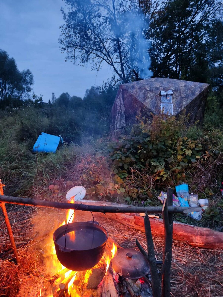 На фото - топится баня, греется горячая вода для мытья. Супер!