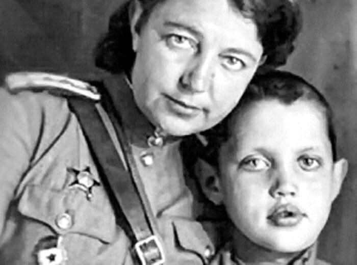 Роберт Рождественский с матерью, Верой Федоровой. Фото@kulturologia.ru
