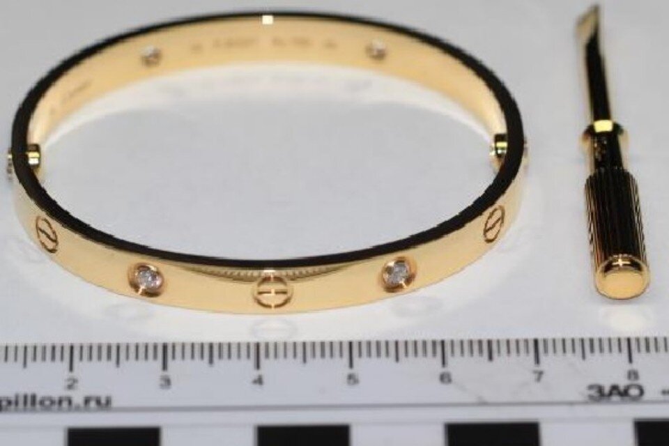     Украшения от Картье стоимостью в 1,5 миллиона попытался провезти пассажир из Баку через аэропорт Шереметьево Фото: пресс-служба Шереметьевской таможни