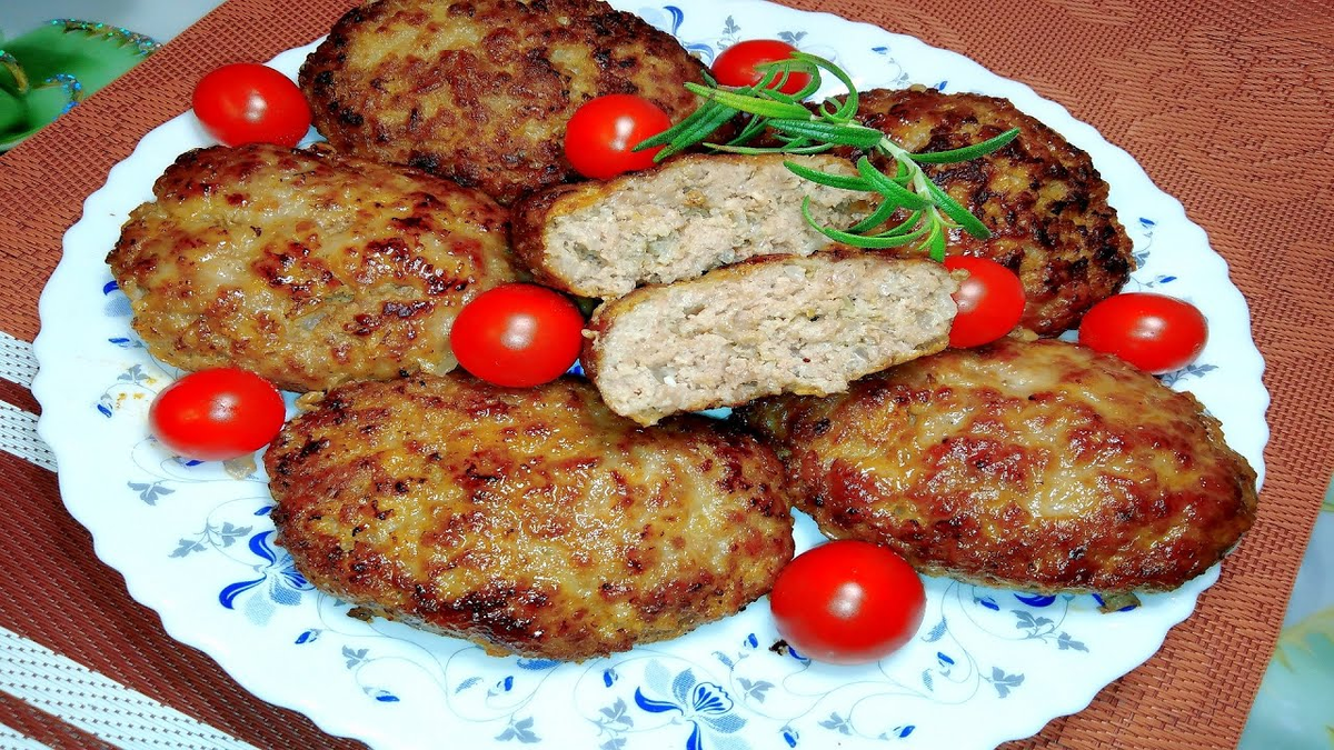 Ингредиенты:   
700 г — говяжий фарш; 
3 шт. — лук; 
половина батона; 
3 шт — помидор; 
150 мл — молоко; 
чеснок — 2 зубчика; 
укроп — 0,5 пучка; 
петрушка — 0,5 пучка; 
соль — 1 ч. л.; 
подсолнечное масло — 2 ст. л. 
⠀ 
Приготовление: 
 
Порежьте батон ломтиками и замочите в молоке. 
 
Лучше брать теплое молоко. 
 
Лук, чеснок и размякший батон перемешайте в блендере. 
 
Можно и руками, но в блендере проще. Затем немного посолите. 
⠀ 
С помидоров уберите кожицу. Это можно сделать ошпарив их в кипятке. 
⠀ 
Потом добавьте к ним зелень. Смешайте батон, помидоры и фарш. А потом слепите котлетки. 
⠀ 
Выложите котлеты на противень и запекайте в духовке минут 30-35 при температуре 220 градусов. 
 
Котлеты получаются безумно вкусными и сочными. 
 
Приятного аппетита 