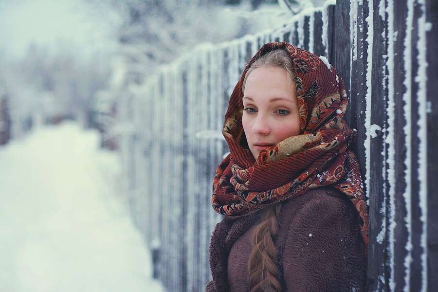 Деревенская девушка в платке