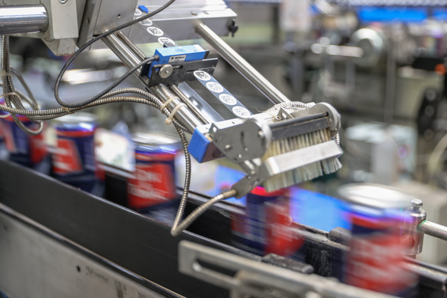 ПРИМЕР ИСПОЛЬЗОВАНИЯ РОБОТА В ПРОИЗВОДСТВЕ НАПИТКОВ. ФОТО: BULKIN SERGEY/GLOBALLOOKPRESS.