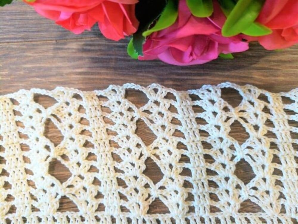 Узор крючком в полотне изделия