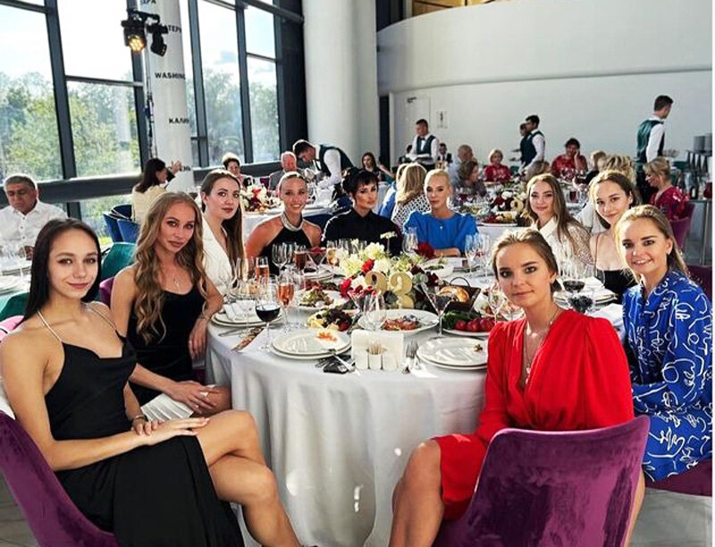    Гости юбилейного вечера Ирины ВинерСоцсети сестер Авериных