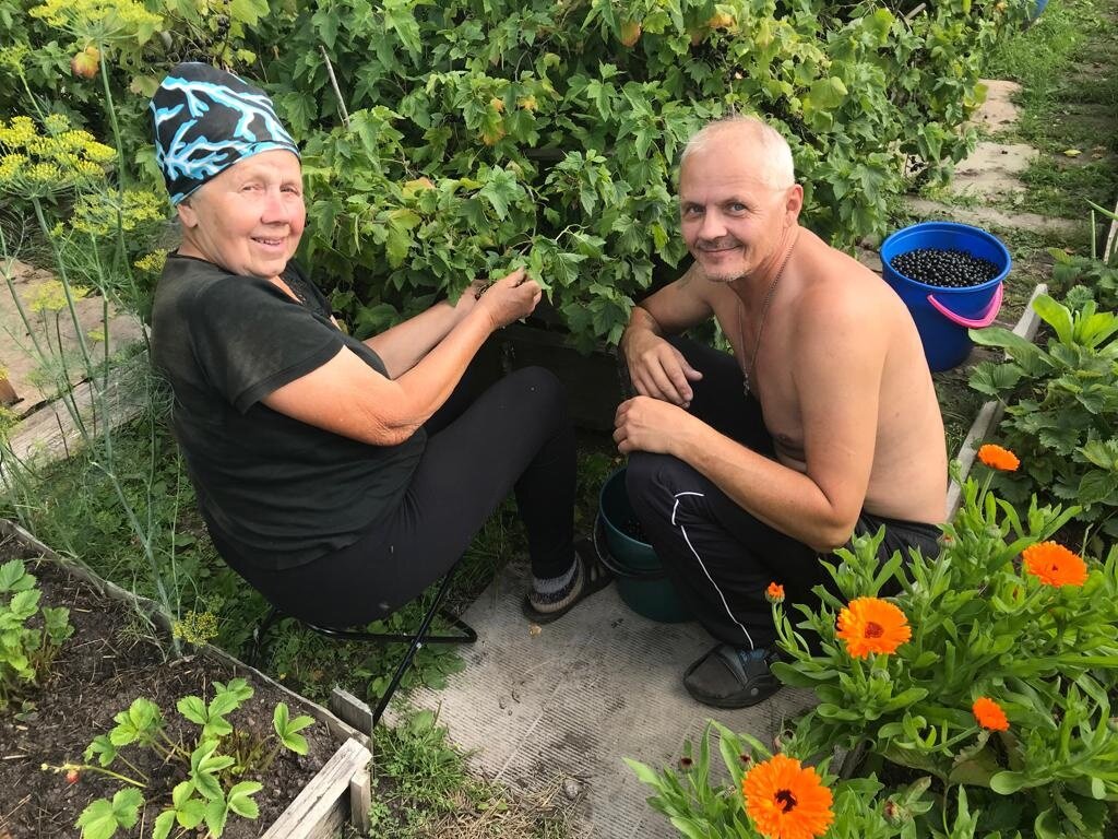 Мама и братик :) Маме отпраздновали на днях 80 лет. Похоже? ))