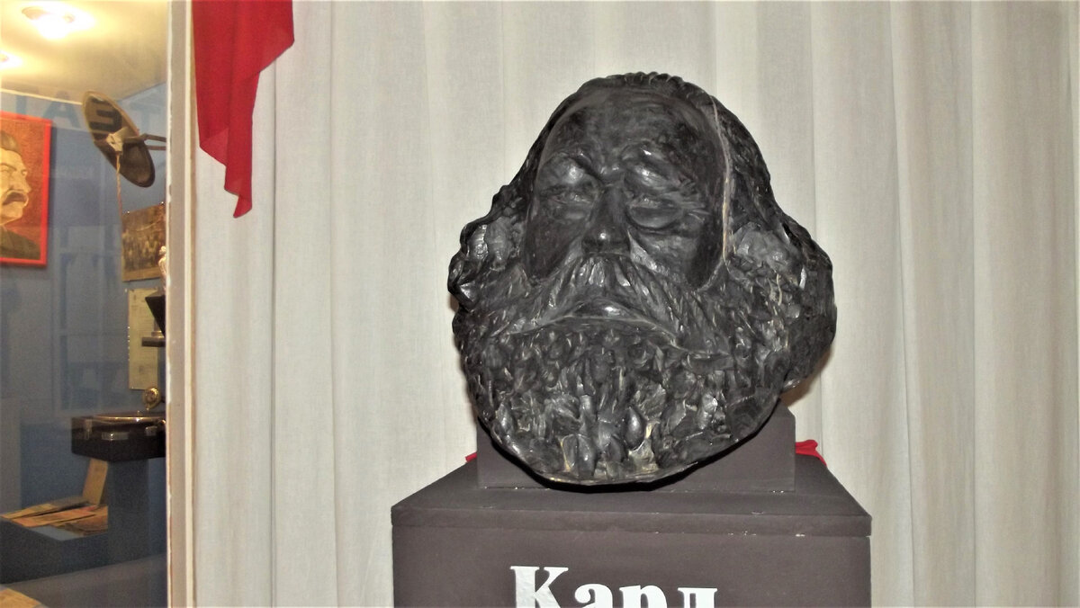         Фото из личного архива автора. Бюст Карла Маркса – копия бюста, стоящего на улице Советской у Городского сада 
