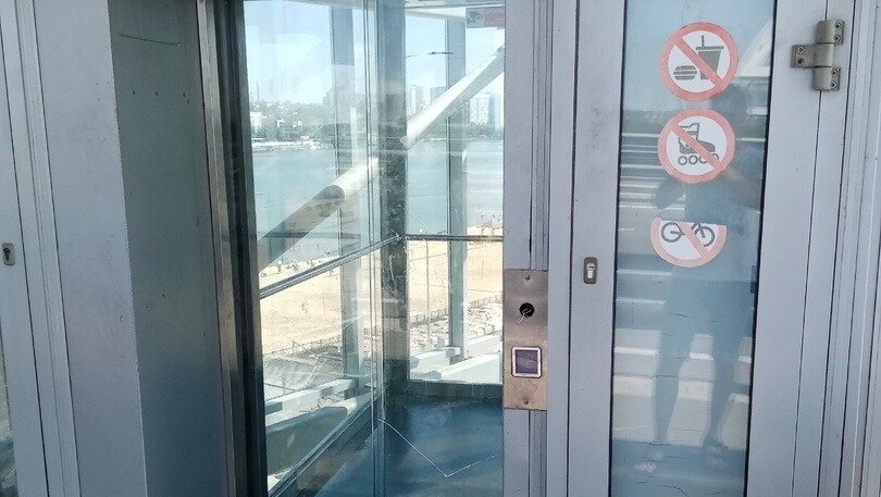     Из-за сломанных датчиков движения лифт на Ворошиловском мосту в Ростове зажал мужчину, рассказали в соцсетях горожане.