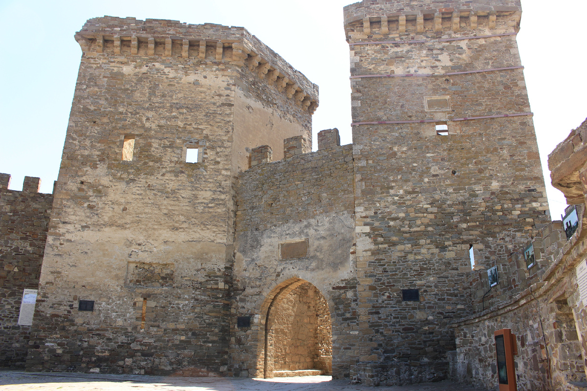 Входные ворота в крепость, фото С. Павлив